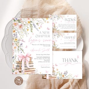 Puede incluir: Juego de invitaciones para baby shower con detalles florales y mariposas. La invitación principal presenta una pila de libros atados con un lazo rosa, con el texto "A New Chapter begins soon". Incluye una tarjeta de solicitud de libros, una tarjeta de rifa de pañales y una tarjeta de agradecimiento.