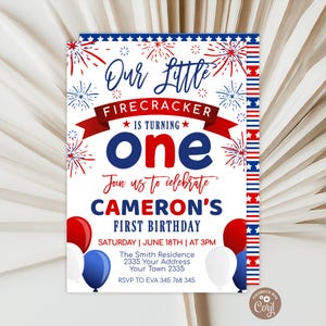 Może przedstawiać: Zaproszenie na pierwsze urodziny w stylu patriotycznym, w kolorach czerwonym, białym i niebieskim. Tekst brzmi "Our Little Firecracker is Turning One" ze szczegółami uroczystości urodzinowej Camerona.