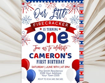Puede incluir: Una invitación de primer cumpleaños con temática patriótica, con colores rojo, blanco y azul. El texto dice "Our Little Firecracker is Turning One" con detalles para la celebración del primer cumpleaños de Cameron.