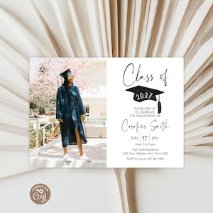 Pu&ograve; includere: Un invito per una laurea con la foto di una persona in toga e tocco blu scuro all'aperto. Il testo recita Class of 2027, Please join us to celebrate the graduation of Caroline Smith, Sun 17 Jan, 5 to 9 pm, insieme ai dettagli dell'indirizzo.
