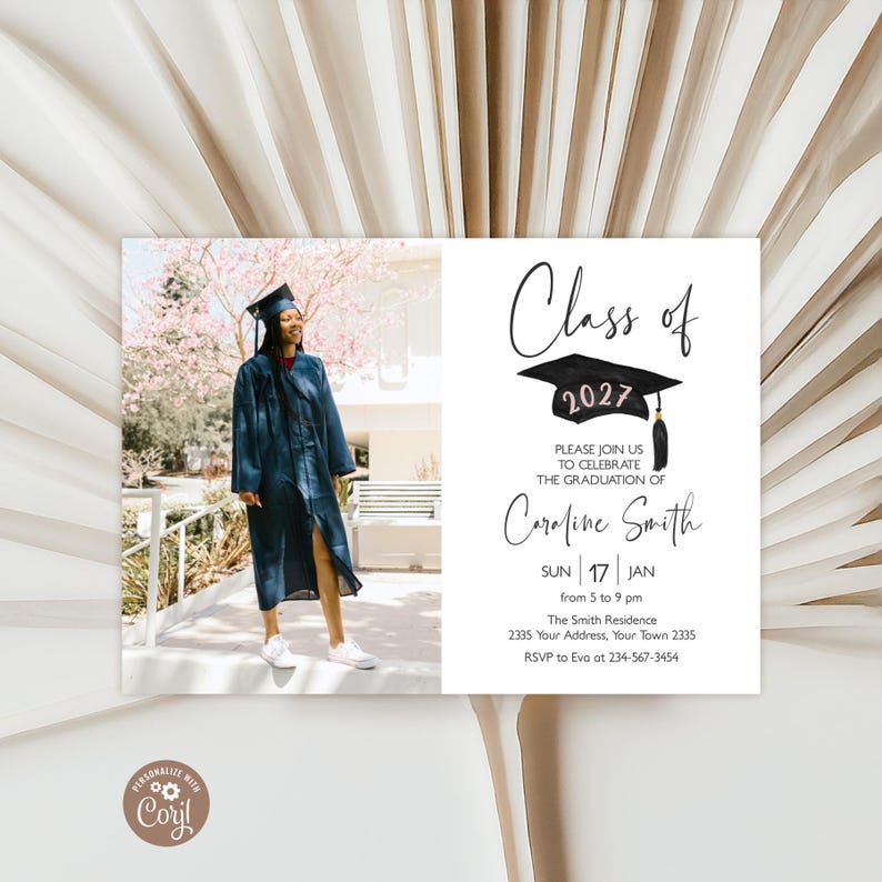 Pu&ograve; includere: Un invito per una laurea con la foto di una persona in toga e tocco blu scuro all'aperto. Il testo recita Class of 2027, Please join us to celebrate the graduation of Caroline Smith, Sun 17 Jan, 5 to 9 pm, insieme ai dettagli dell'indirizzo.