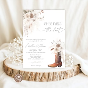 Invitation nuptiale de douche de bottes de cow-girl modifiable. Collier de perles, bottines de cow-girl, fleurs bohèmes pastel. Faire-part nuptiale occidental beige avec noeud