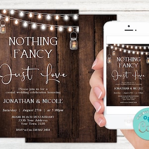 Könnte beinhalten: Rustikale Hochzeitseinladung mit Lichterketten und Einmachgläsern. Die Einladung lautet "Nothing Fancy Just Love" und enthält die Namen Jonathan & Nicole, das Datum 27. August und die Uhrzeit 17:00 Uhr. Die Einladung enthält auch den Ort Miami Beach Restaurant, die Adresse 2335 Your Address und die Stadt Your Town 2335. Die RSVP-Informationen sind ebenfalls enthalten.