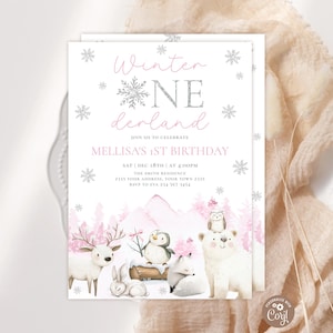 Può includere: Un invito a tema invernale con la scritta "Winter NE derland" in rosa e argento. L'invito include illustrazioni di animali invernali come un cervo, un pinguino, una volpe e un orso. L'invito è per il 1° compleanno di Mellisa.