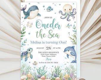 Könnte beinhalten: Eine rechteckige Einladungskarte mit Aquarell-Meeresbewohnern wie Wal, Krake, Schildkröte, Delfin, Krabbe und Fischen. Der Text lautet: Join us Oneder the Sea, Melisa is turning One, August 28 at 4-PM, The Sith's Residence, 2335 Your Addrees, Your Town 2335, RSVP to Eva at 234 567 3454.