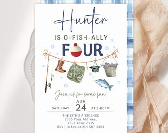 Könnte beinhalten: Eine weiße Einladung mit Angelmotiv. Der Text lautet "Hunter ist O-FISH-ALLY FOUR" mit Illustrationen zum Thema Angeln. Details wie Datum, Uhrzeit und RSVP-Informationen sind enthalten. Ein blaues Karomuster umrandet die Einladung.