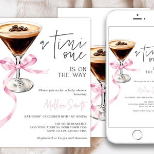 Convite Editável Espresso Martini Baby Shower. Um Tini One está a Caminho Baby Shower. Convite Moderno Pink Bow Coffee Martini Baby Shower.