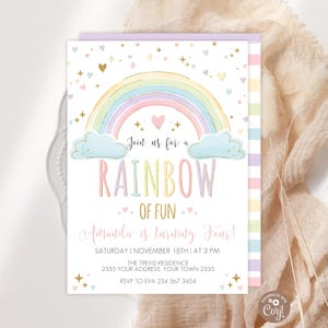 Może przedstawiać: Pastelowe zaproszenie urodzinowe z motywem tęczy. Projekt zawiera tęczę, chmury, serca i gwiazdy. Tekst brzmi "Join us for a Rainbow of Fun" i "Amanda is turning Four!" ze szczegółami wydarzenia.