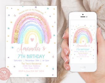 Puede incluir: Una invitación de cumpleaños con temática de arcoíris con un arcoíris colorido, purpurina dorada y estrellas. La invitación dice "Amanda's 7th Birthday" e incluye la fecha, la hora y el lugar de la fiesta.