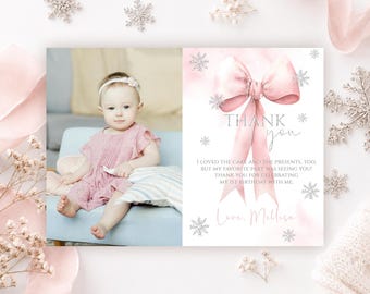 Puede incluir: Una tarjeta de agradecimiento con la foto de un niño pequeño con vestido rosa a la izquierda y un gran lazo rosa con copos de nieve plateados a la derecha. El texto dice: THANK YOU, I LOVED THE CAKE AND THE PRESENTS, TOO, BUT MY FAVORITE PART WAS SEEING YOU!