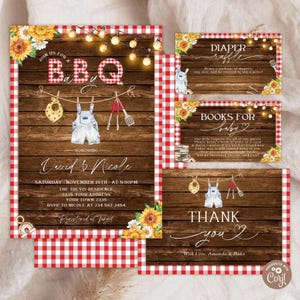 Faire-part Baby Shower Q modifiable sur une planche en bois. Invitation de baby shower étudiante BaByQ. Invitation bébé garçon dans le jardin. Vêtements bébé garçon