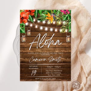 Puede incluir: Una invitación a una fiesta de jubilación con temática tropical. La invitación presenta la palabra "Aloha" en escritura blanca sobre un fondo de madera. Incluye detalles florales y de luces de cadena, y detalles del evento.