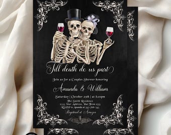 Op de afbeelding: Een zwarte uitnodigingskaart met twee skeletten die wijnglazen vasthouden, met een hoge hoed en een sluier. De tekst luidt Till death do us part, Join us for a Couples Shower honoring Amanda & William, zaterdag 29 oktober om 20:00 uur.
