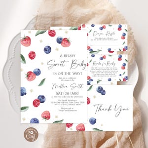 Könnte beinhalten: Ein Set aus Babyparty-Einladungen und -Karten mit Beeren-Motiv. Die Einladungen zeigen Aquarellillustrationen von Himbeeren, Blaubeeren und Blättern. Der Text lautet "A Berry Sweet Baby is on the Way!" und enthält Eventdetails.