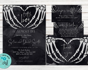 Könnte beinhalten: Eine schwarz-weiße Babyparty-Einladung mit einem Skelett-Hand-Herz-Design. Die Einladung lautet "a little boo is almost due" und enthält die Namen "Selene and David Smith".