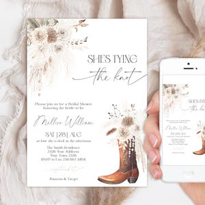 Puede incluir: Una invitación a una despedida de soltera con una ilustración de acuarela de una bota vaquera marrón con hierba de la pampa blanca y flores. El texto de la invitación dice "She's Tying the Knot" e incluye el nombre de la novia, la fecha, la hora y el lugar.