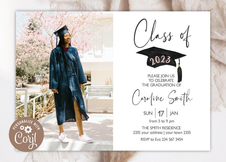 Pu&ograve; includere: Un invito per una laurea con la foto di un laureato in toga e tocco blu scuro all'aperto. Il testo recita Class of 2023, Please join us to celebrate the graduation of Caroline Smith, Sun 17 Jan, 5 to 9 pm.