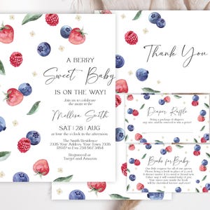 Bewerkbare set met zoete babyshower-uitnodigingen. Berry babyshower uitnodiging. Strawberry Blueberry-feestje. Er is een besachtige baby op komst.