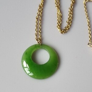 Vintage 1960-tals retro snidad jadeit nefrit cirkulärt hänge på ett förgyllt halsband