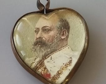 c1901 Antika kung Edward VII och drottning Alexandra handmålade(?) porträtt under kristall - kröningsminnesmedaljong