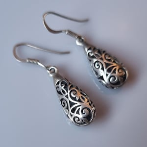 Vintage sterling silver öppna puffiga droppformade örhängen - Stämplat '925'