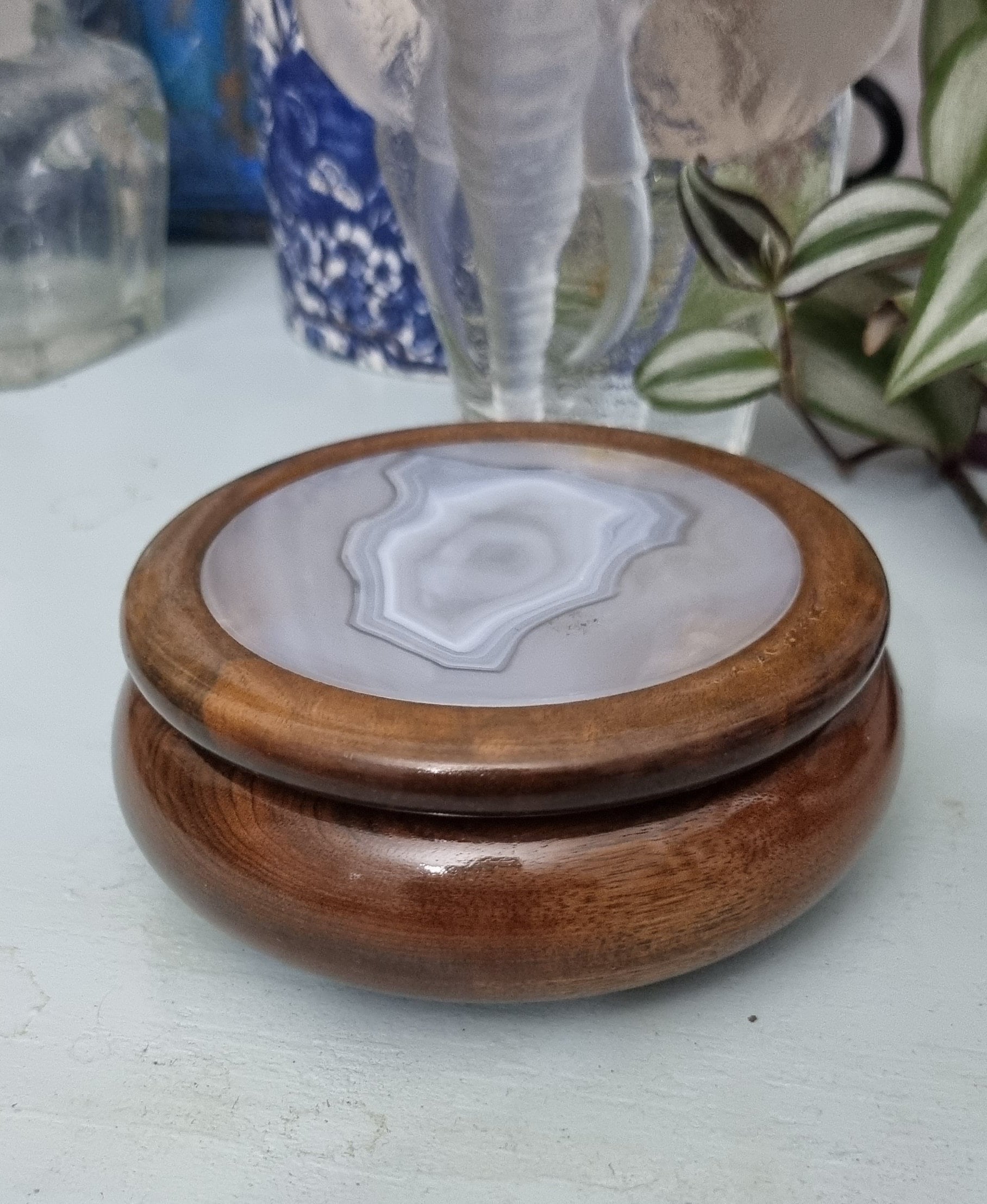 ヴィンテージ彫刻入り杉材とブルーレースアゲートスライスの蓋付き収納