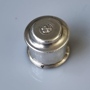 Sterlingzilver '925' mooie pil/snuiftabak/snuifje gestempeld '925' Repousse madeliefjebloemdetail op deksel