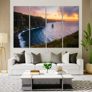 Puede incluir: Una vista panor&aacute;mica de los Acantilados de Moher en Irlanda, con una espectacular puesta de sol sobre el Oc&eacute;ano Atl&aacute;ntico. Los acantilados son un destino tur&iacute;stico popular y ofrecen impresionantes vistas de la costa.
