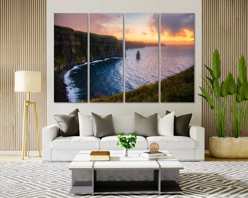 Puede incluir: Una vista panor&aacute;mica de los Acantilados de Moher en Irlanda, con una espectacular puesta de sol sobre el Oc&eacute;ano Atl&aacute;ntico. Los acantilados son un destino tur&iacute;stico popular y ofrecen impresionantes vistas de la costa.