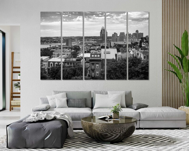 K&ouml;nnte beinhalten: Ein Schwarzwei&szlig;foto einer Skyline mit Geb&auml;uden und B&auml;umen. Das Foto ist in f&uuml;nf Abschnitte unterteilt.
