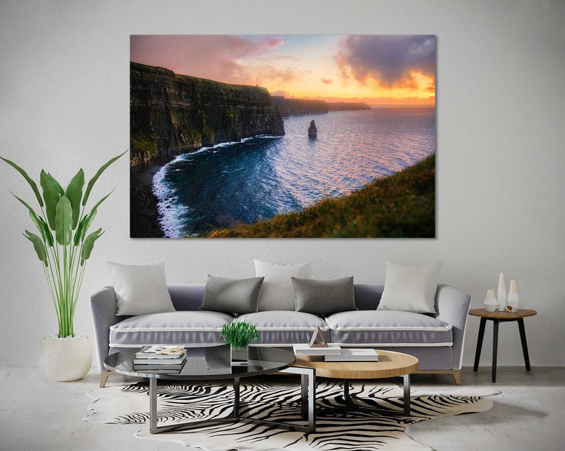 Puede incluir: Una vista panor&aacute;mica de los Acantilados de Moher en Irlanda, con un cielo de puesta de sol dram&aacute;tico y una isla rocosa en la distancia.
