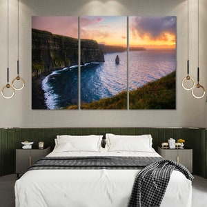 Puede incluir: Una vista panor&aacute;mica de los Acantilados de Moher en Irlanda, con una espectacular puesta de sol sobre el Oc&eacute;ano Atl&aacute;ntico. Los acantilados son un destino tur&iacute;stico popular y ofrecen impresionantes vistas de la costa.