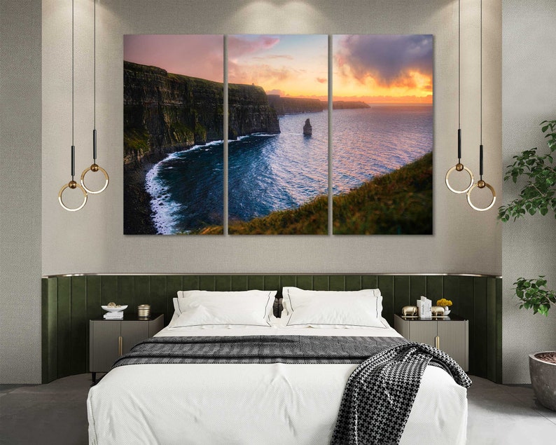 Puede incluir: Una vista panor&aacute;mica de los Acantilados de Moher en Irlanda, con una espectacular puesta de sol sobre el Oc&eacute;ano Atl&aacute;ntico. Los acantilados son un destino tur&iacute;stico popular y ofrecen impresionantes vistas de la costa.