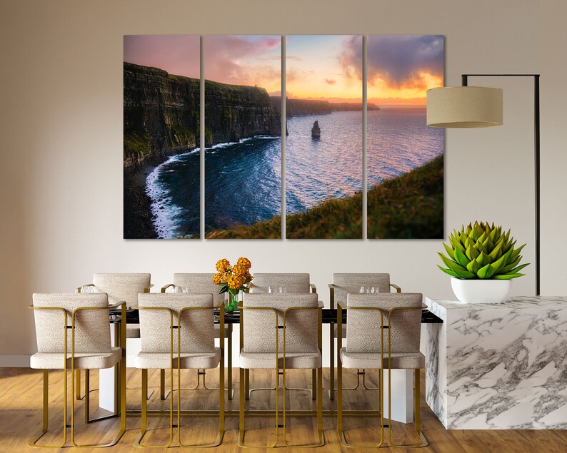 Puede incluir: Una impresi&oacute;n en lienzo de varios paneles que presenta una vista panor&aacute;mica de los Acantilados de Moher en Irlanda. Los acantilados son una formaci&oacute;n rocosa dram&aacute;tica a lo largo de la costa atl&aacute;ntica, con un cielo de puesta de sol vibrante y un oc&eacute;ano tranquilo en primer plano.