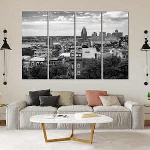 K&ouml;nnte beinhalten: Ein Schwarzwei&szlig;-Panoramafoto einer Skyline mit Geb&auml;uden und B&auml;umen. Das Foto ist in drei Abschnitte unterteilt.