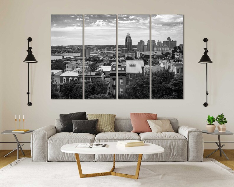 K&ouml;nnte beinhalten: Ein Schwarzwei&szlig;-Panoramafoto einer Skyline mit Geb&auml;uden und B&auml;umen. Das Foto ist in drei Abschnitte unterteilt.