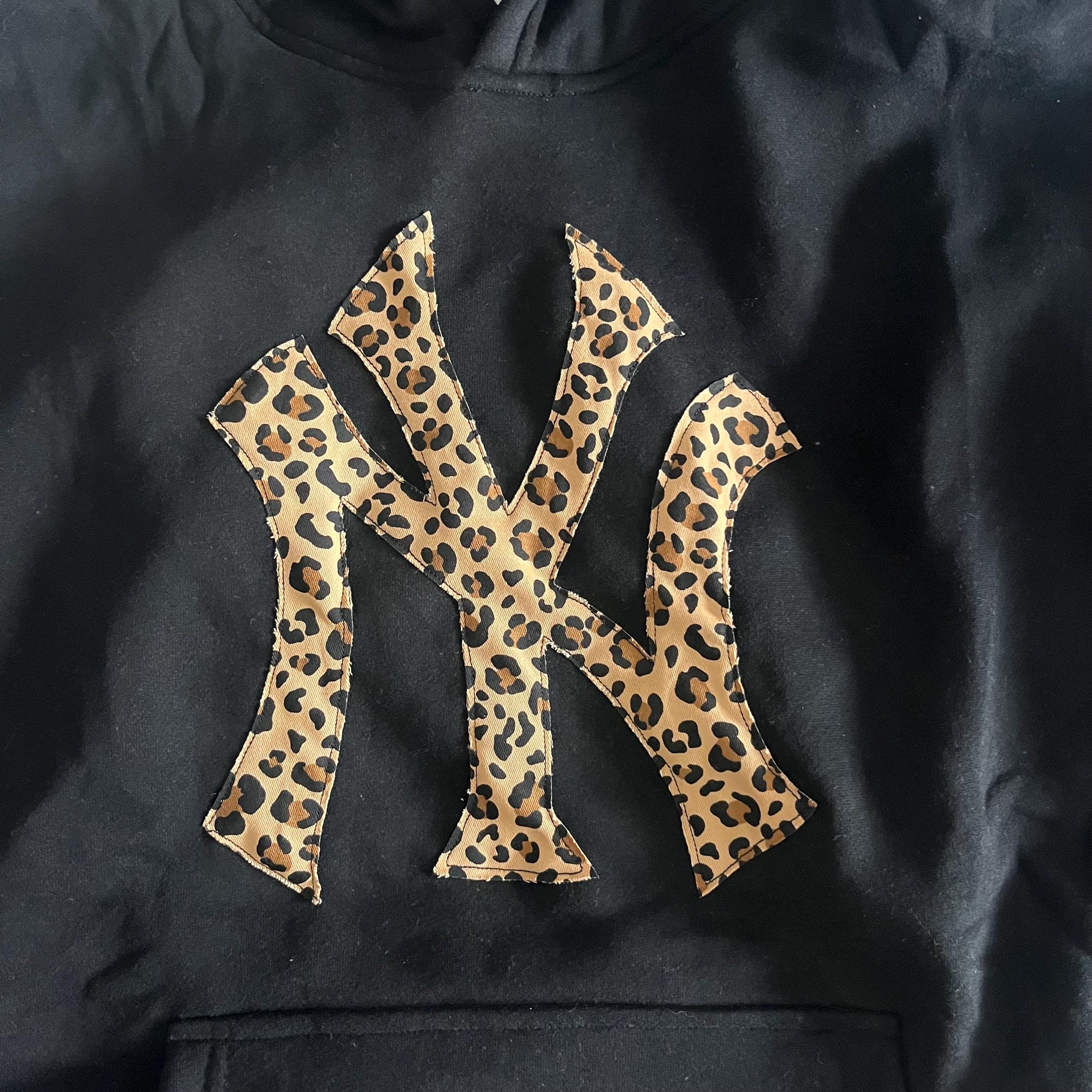 Black Cheetah Print Yankee Logo Oversized Hoodie, Leopard Pattern ...