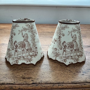 Ein Paar kleiner Lampenschirme für eine Wandleuchte oder kleine Lampe