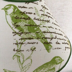 Abat-jour forme conique, écritures et oiseaux sur lin image 6