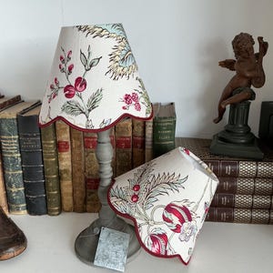Abat-jour Festonné En Tissu Lin Avec Motifs De Petites Fleurs Gris - Fait Main, Style Campagne Chic, Neuf