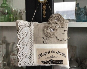 Coussin de porte en lin et broderie vintage