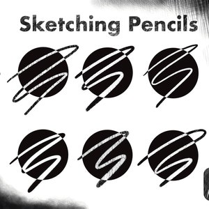 Pu&ograve; includere: Sei cerchi neri con linee bianche disegnate su di essi, che mostrano diversi tipi di linee che possono essere realizzate con matite da disegno. Il testo "Sketching Pencils" &egrave; nella parte superiore dell'immagine.