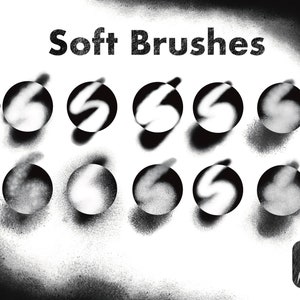 Pu&ograve; includere: Un set di dieci pennelli morbidi, mostrati come cerchi neri e bianchi con diverse trame e forme. Il testo "Soft Brushes" &egrave; nella parte superiore dell'immagine.