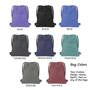 Puede incluir: Diez bolsas de cord&oacute;n en varios colores, incluyendo lila, negro, azul, carb&oacute;n, azul vaquero, pavo real, peltre y rojo tierra. Las bolsas tienen un bolsillo con cremallera en la parte delantera y est&aacute;n hechas de un tejido suave y duradero. El texto "Colores de las bolsas" y "Su dise&ntilde;o personalizado, nombre, deporte, texto en cualquiera de las bolsas." se muestra debajo de las bolsas.