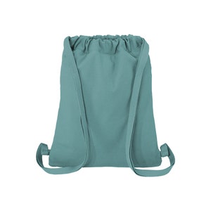 Puede incluir: Una bolsa de cord&oacute;n azul turquesa con correas largas. La bolsa est&aacute; hecha de un material suave y de tela.