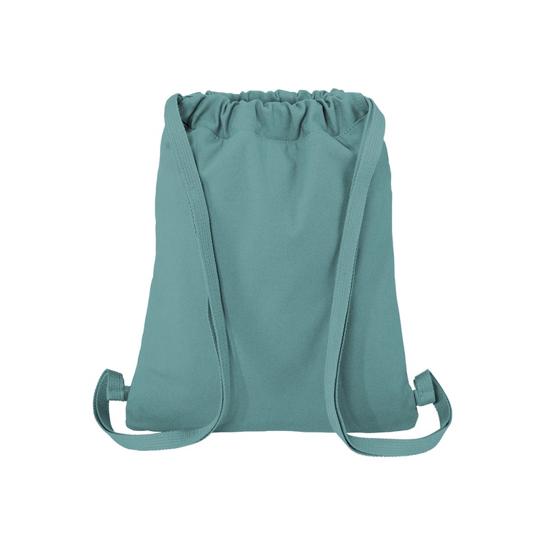 Puede incluir: Una bolsa de cord&oacute;n azul turquesa con correas largas. La bolsa est&aacute; hecha de un material suave y de tela.