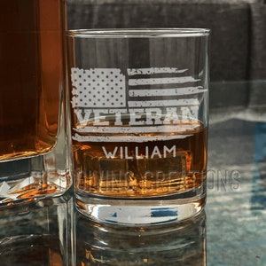Benutzerdefiniertes Distressed Glass, FLAGGE USA, Patriotischer Veteran, Whiskyglas, US Army, Armee, Pensionierter Veteran, personalisierte Felsen, Etch Glass