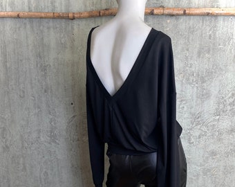 backless, black jersey shirt with dropped shoulders, oversize longsleeve with open back