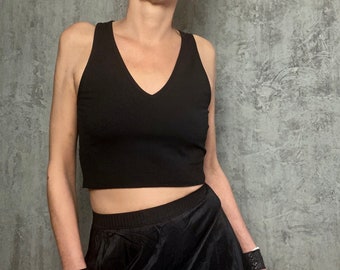 Croptop aus Bio-Baumwolle, schwarz, mit Rollsaum, kurzes Tanktop aus Baumwoll-Jersey, organic cotton, ärmelloses, bauchfreies Top