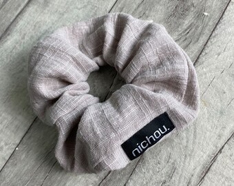 Musselin Scrunchie, taupe, beige, nachhaltiges Haargummi im 90er Style